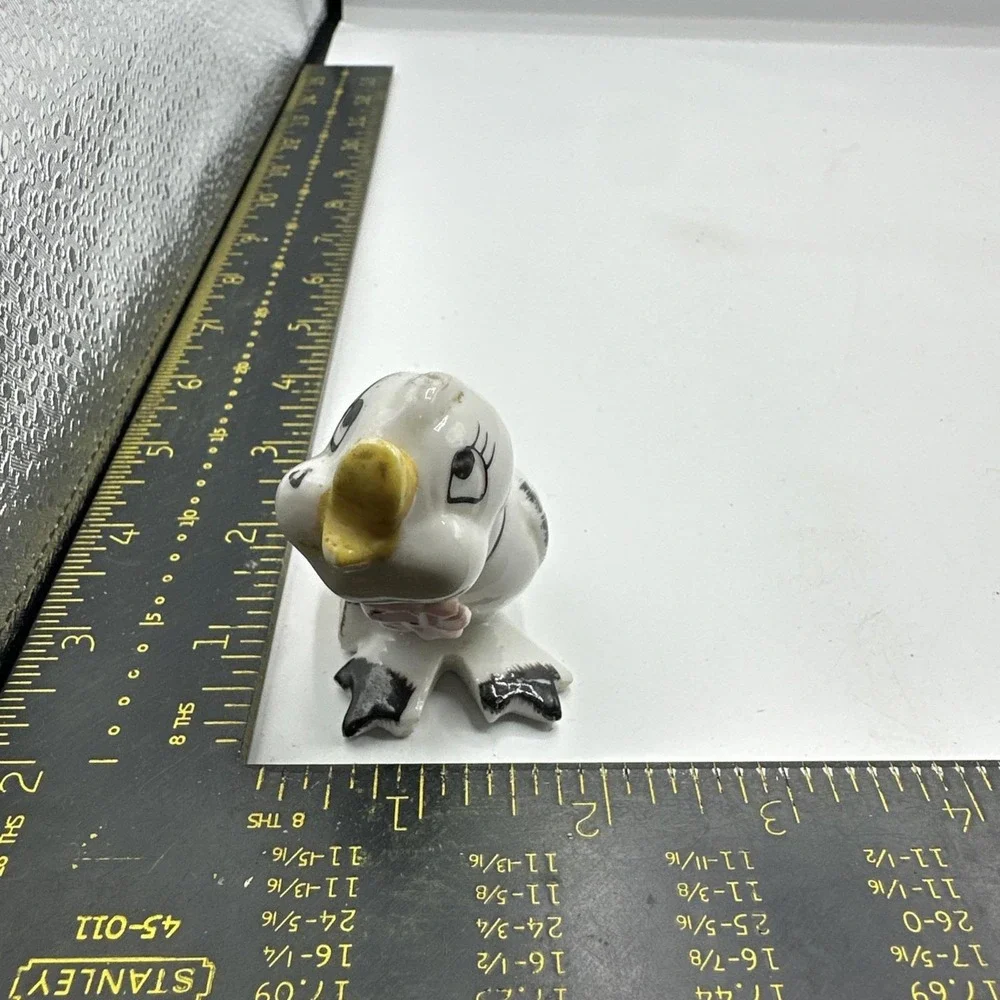 Vintage Hand Painted Ceramic Baby Bird w/ Bow & Gold Purse Anthropomorphic 2.5